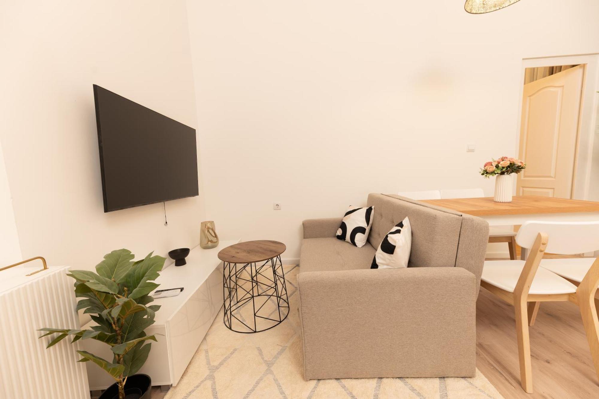 Superior N' Cozy Mozsar 6 In The Heart Of Apartment